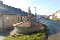 dolní kašna se sochou sv. Jana Nepomuckého