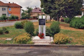 pomník v obci (© Miloš Fiala 10/2023)