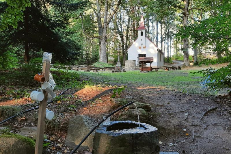 Křižná studánka s poutní kaplí Nejsvětější Trojice