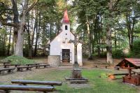 Křižná studánka s poutní kaplí Nejsvětější Trojice