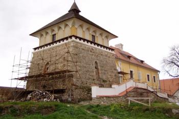 Tvrz během rekonstrukce (© Lukáš Pechánek, 10/2010)
