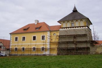 Tvrz během rekonstrukce (© Lukáš Pechánek, 10/2010)