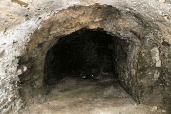 sklep zčásti zasekaný ve skále ( © Pavel Zany Komárek 11/04/2004)