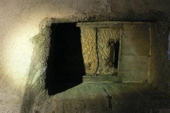 Úzká šachta, kterou se parašutisté do krypty dostali. ( © Petr Turyna 03/2006)