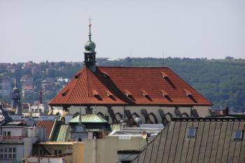 Kostel Panny Marie Sněžné při pohledu z Prašné brány ( © Jan P. Štěpánek 07/2007)