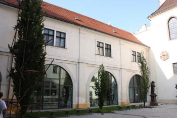 Severní křídlo nádvoří před kostelem stojící na místě severní boční lodi ( © Ivan Grisa 07/2009)