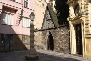 Prostranství severně od závěru kostela s kubistickým kandelábrem a replikou gotického tympanonu ( © Ivan Grisa 07/2009)