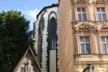 Portál s tympanonem a závěr od severu ( © Ivan Grisa 07/2009)