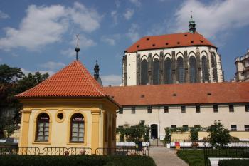 Klášterní kostel ze zahrady, v popředí někdejší zahradní pavilon ( © Ivan Grisa 08/2009)