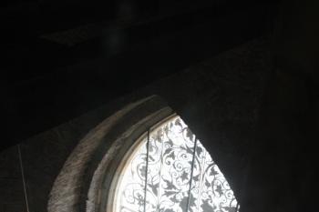 Okno v prvním patře zvonice velké věže s rudolfinskou mříží ( © Ivan Grisa 02/2011)