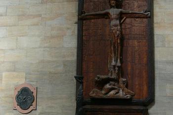 Oltář r. 1929 věnovaný ministerstvem školství a národní osvěty na vnější stěně nové sakristie ( © Petr Turyna 10/2006)