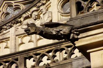 chrlič s reliéfy architektů (© Karel Piskáček, 12/2006)