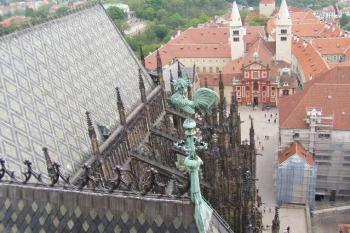 pohled z věže  na baziliku sv. Jiří (© Karel Piskáček, 05/2007)