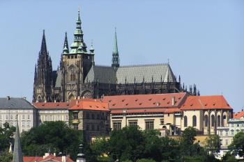 Katedrála sv. Víta, Václava a Vojtěcha při pohledu z ochozu staroměstské mostecké věže ( © Jan P. Štěpánek 07/2007)