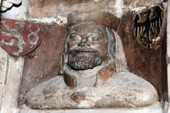 poprsí císaře Karla IV. ve středovém poli triforia katedrály ( © Pavel Zany Komárek 12.12. 2007)