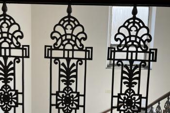 Detail původního zábradlí schodiště (© Jan Becher 04/2026)