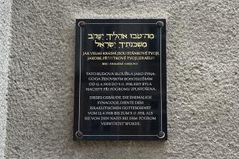 Trojjazyčná pamětní deska (© Jan Becher 04/2026)