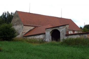 Hospodářská budova a brána do dvora (© Jiří Cukr, 08/2010)