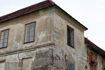 Jihozápadní nároží s opěrákem a zbytky renesančních sgrafit (© Jiří Cukr, 08/2010)