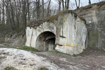 Pozůstatek skalní kaple (© Jiří Čížek 04/2026)