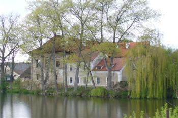 pohled od jihovýchodu na celý objekt (© zdeněk komínek, 05/2008)