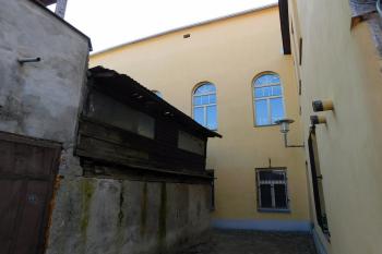 okna sálu v prvním patře (© Milan Caha  03/2026)