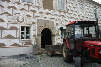 v současné době se vnitřní prostory opravují (© D Dohňanský, 07/2014)