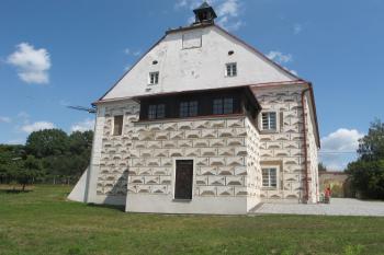 Jižní strana zámku (© Dušan Dohňanský 08/2019)
