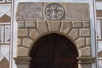 vstupní renesanční půlkruhový bosovaný portál (© Michal Schuster, 05/2009)