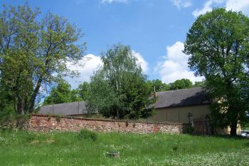 ohradní zeď při vstupu do zámeckého areálu s budovou bývalé konírny (© Michal Schuster, 05/2009)