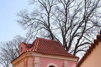 Kaple jižně od presbytáře kostela ( © Ivan Grisa 04/2009)