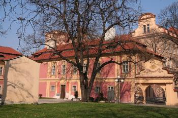 Vstup do areálu kláštera, pohled od jihu ( © Ivan Grisa 04/2009)