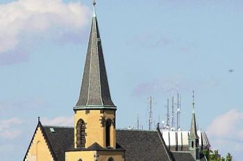 Pohled na kostel sv. Apolináře z vyšehradských hradeb ( © Jan P. Štěpánek 07/2007)