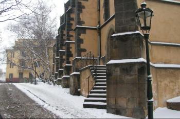 Apolinářská ulice - pata severního průčelí ( © Petr Turyna 01/2004)