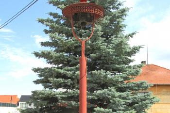 Kovová zvonička ve Zlončicích u Kralupu. (© Pavel Vítek  07/2025)