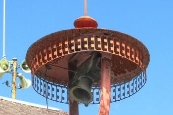 Kovová zvonička ve Zlončicích u Kralupu. (© Pavel Vítek  07/2025)