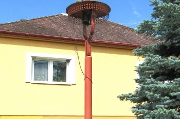 Kovová zvonička ve Zlončicích u Kralupu. (© Pavel Vítek  07/2025)