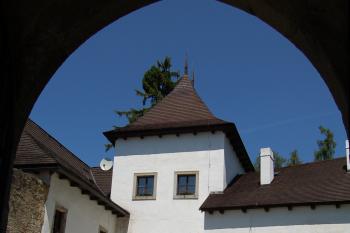 vstup do hradu od druhé brány (© rodo chrozit, 05/2011)