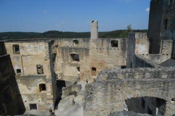 Goticko-renesanční zástavba v jádře, jediný zachovaný renesanční komín (© Jan Večeřa, 08/2015)