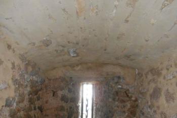 Střílna pro mechanické zbraně vysoko v jižní věži, prakticky nefunkční (© Jan Večeřa, 08/2015)