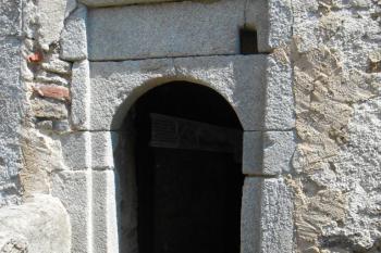 Původní portálek do románského paláce, má otvor pro kladku, vpadlinu pro padací můstek a dole vlevo točnici můstku (© Jan Večeřa, 08/2015)