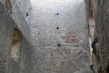 Pohled na stěnu jižní věže z paláce, zajímavé je, že ve věži není jediný původní otvor, protože byla bergfritem (© Jan Večeřa, 08/2015)