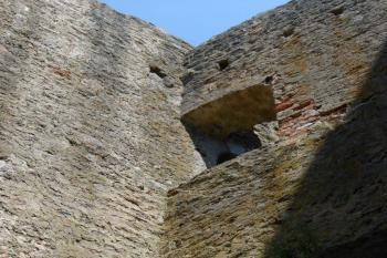 Téměř neviditelný portálek na severní věži (patro nad kaplí), vedoucí na vnější ochoz. Pozdější nadstavbou paláce byl portálek vynechaným otvorem zachován (© Jan Večeřa, 08/2015)