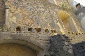 Trámové kapsy v záp.budově vnitřního hradu (© Dušan Dohňanský 09/2019)