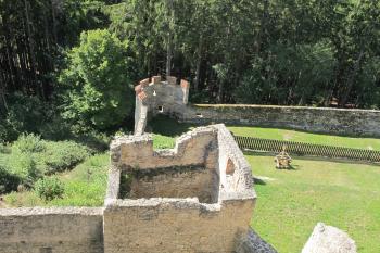 věž a rohová bašta v jižní části hradu ( © Dušan Dohňanský 09/2019)