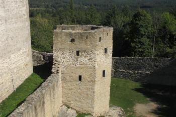 Parkánová hradba s polygonální věží ( © Dušan Dohňanský 09/2019)