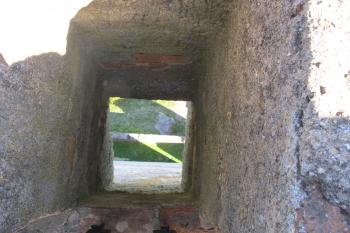 Průzor,umožňující sledovat dění u paty hlavní věže ( © Dušan Dohňanský 09/2019)