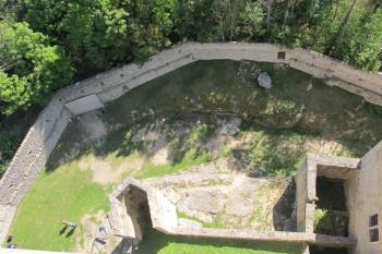 Parkánová hradba na východě /na fotce dole/ a hlavní vých.hradba /nahoře/ ( © Dušan Dohňanský 09/2019)