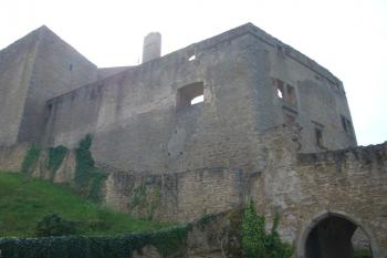 Zbytky zdiva (© Jaroslav Šefčík, 04/2009)