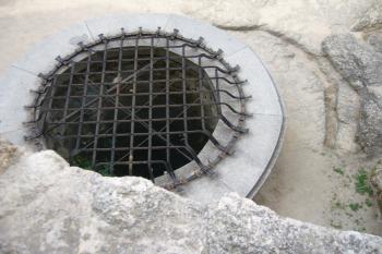 Hradní studna (© Jaroslav Šefčík, 04/2009)